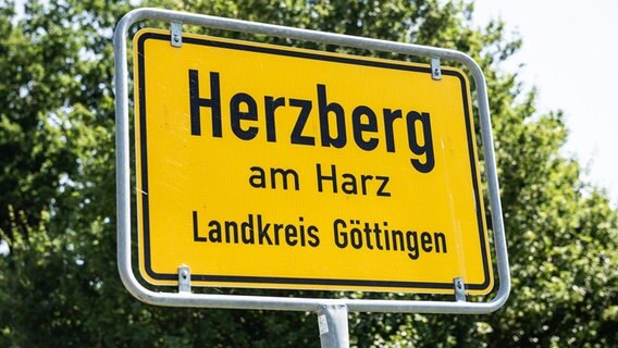 "Herzberg am Harz" steht auf einem Schild am Ortseingang von Herzberg. © picture alliance/dpa/Swen Pförtner Foto: Swen Pförtner