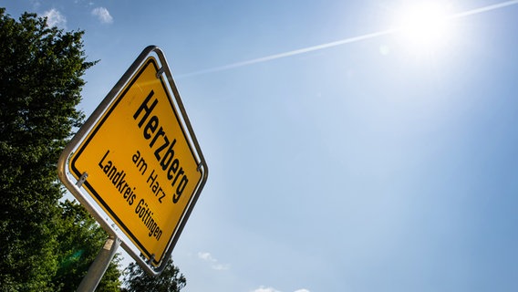 "Herzberg am Harz" steht auf einem Schild am Ortseingang von Herzberg. © dpa - Bildfunk Foto: Swen Pförtner