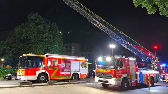 Einsatzfahrzeuge der Feuerwehr mit Drehleiter bei einem Brand in Göttingen © Stadt Göttingen 