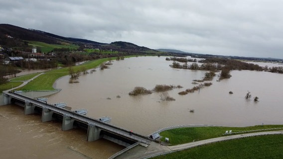 Eine Drohnenaufnahme zeigt Hochwasser der Leine im Landkreis Northeim. © NonstopNews 