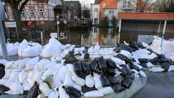 Zahlreiche Sandsäcke schützen die Innenstadt von Wolfenbüttel vor dem Oker-Hochwasser. © Stefan Rampfel/dpa Foto: Stefan Rampfel