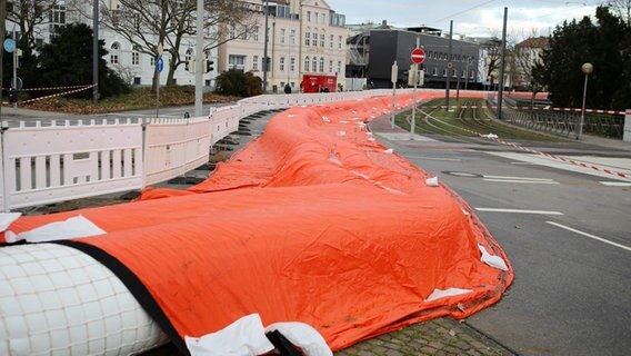 In der Straße Kalenwall hat die Feuerwehr einen rund 300 Meter langen Mobildeich aufgebaut, um die Altstadt vor dem erwarteten Hochwasser der Oker zu schützen. © Stefan Rampfel/dpa Foto: Stefan Rampfel