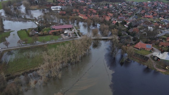 Ein Foto von der Lewis-FW Gifhon. Müden - Mündung der Oker in die Aller mit Hochwasser. © Feuerwehr WhatsApp Gruppe 