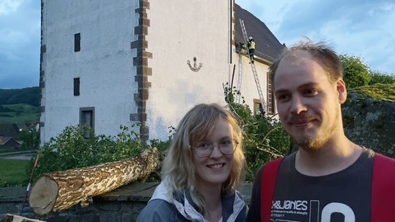 Georg und Sabrina Bartels stehen vor einer Kirche in Mackensen. © NDR 