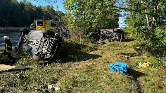 Zwei Fahrzeuge liegen nach einem Unfall auf der A39 auf der Seite. Zwei Fahrzeuge liegen nach einem Unfall auf der A39 auf der Seite. © Feuerwehr Flechtorf Foto: Ralf Sprang