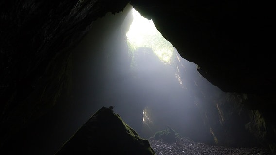 Von Licht beschienene Felsen in der Einhornhöhle. © NDR Foto: Vasili Golod