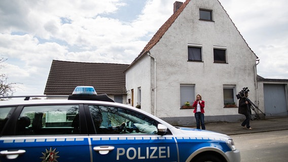 Ein Streifenwagen fährt in Höxter an einem Haus vorbei. © dpa - Bild Foto: Marcel Kusch
