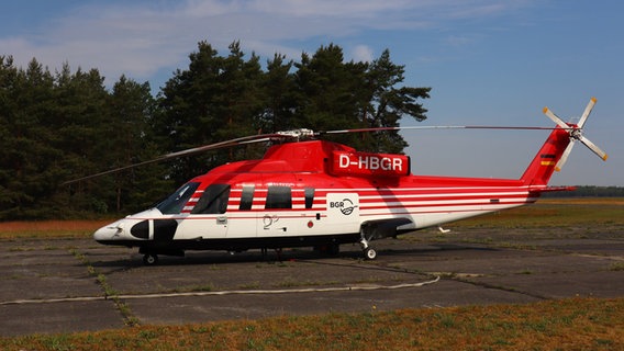 Ein rot-weißer Hubschrauber steht auf einem Landeplatz. © Bundesanstalt für Geowissenschaften und Rohstoffe 