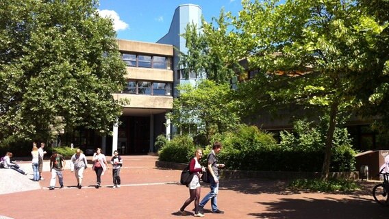 Schüler vor dem Gebäude der IGS Göttingen Schüler vor dem Gebäude der IGS Göttingen © Georg-Christoph-Lichtenberg-Gesamtschule Foto: Lars Humrich