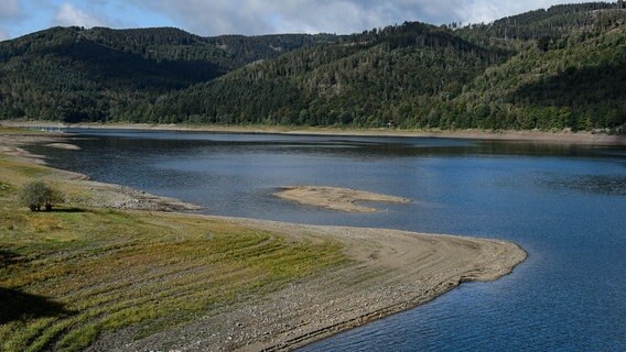 Blick auf die zu 33 Prozent gefüllte Innerstetalsperre im Harz. © dpa-Bildfunk Foto: Swen Pförtner