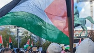 Bei einer Kundgebung in Braunschweig ist eine palästinensische Flagge zu sehen. © NDR Foto: Tino Nowitzki