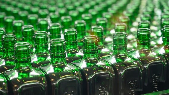 In einem Abfüllwerk des Getränkeherstellers Jägermeister in Wolfenbüttel stehen leere Flaschen. © picture alliance 
