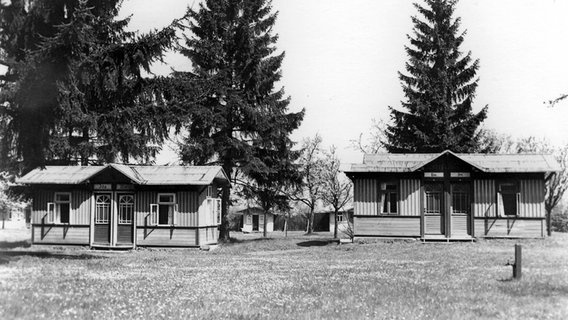 Schwarz-Weiß-Aufnahme von zwei hölzernen, sogenannten Lichtlufthäuschen im Jungborn. © Förderverein Jungborn Harz e.V. 