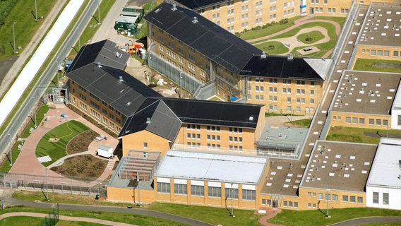 Luftbild der Justizvollzugsanstalt (JVA) Rosdorf mit dem Neubau für Sicherungsverwahrte (Gebäudeteil vorn links).  Foto: Stefan Rampfel