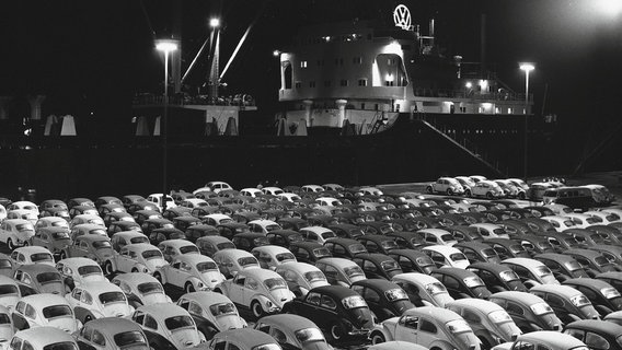 Ein Meer aus VW Käfern steht bei Nacht am Hafen aufgereiht. © Volkswagen AG 
