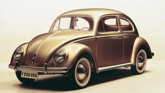 Ein goldener VW Käfer trägt ein Nummernschild mit der Aufschrift "1000000". © Volkswagen AG 