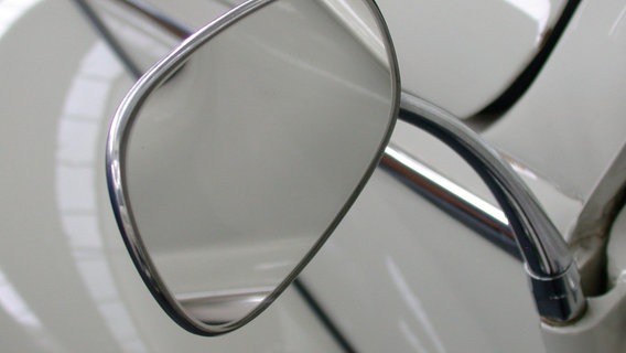 Eine Detailaufnahme eines Seitenspiegels eines weißen VW Käfers. © Volkswagen AG 