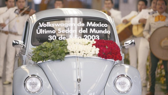Auf einem mit Blumen geschmückten VW Käfer steht "Volkswagen de México". © Volkswagen AG 