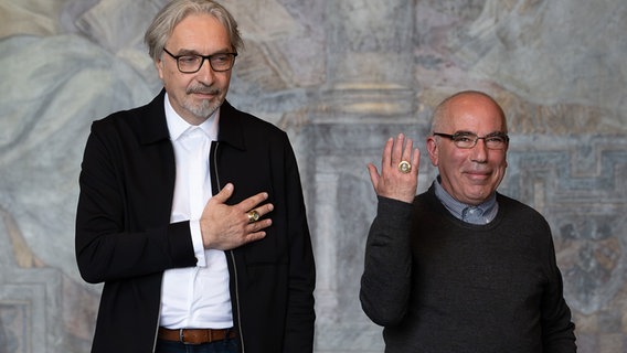 Die russischen Künstler und Preisträger Vadim Zakharov und Yuri Albert stehen bei der Verleihung des Kaiserrings. © dpa Foto: Swen Pförtner