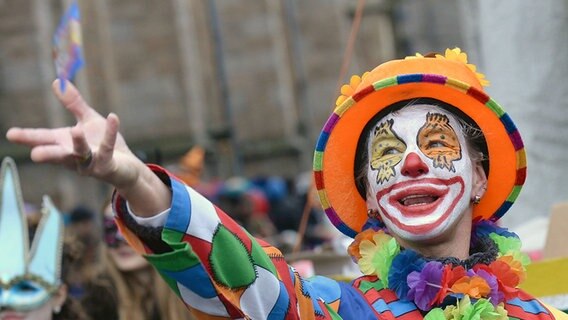Ein Clown streckt seinen Arm aus. © dpa Foto: Peter Steffen