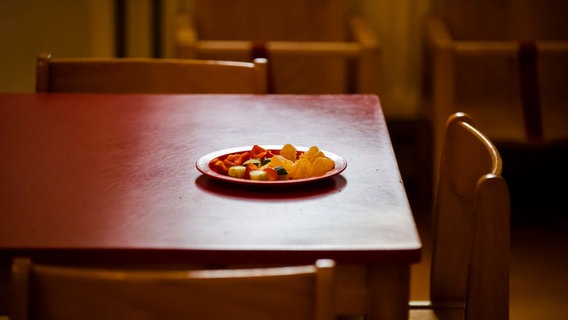 Auf einem Tisch in einer Kindertagesstätte steht ein Teller mit Rohkost. © picture alliance/dpa Foto: Christoph Soeder