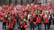 Hunderte Erzieherinnen und Erzieher demonstrieren mit Schildern und Luftballons auf dem Platz der Deutschen Einheit in Braunschweig. © ver.di Bezirk Region Süd-Ost-Niedersachsen Foto: Sebastian Wertmüller