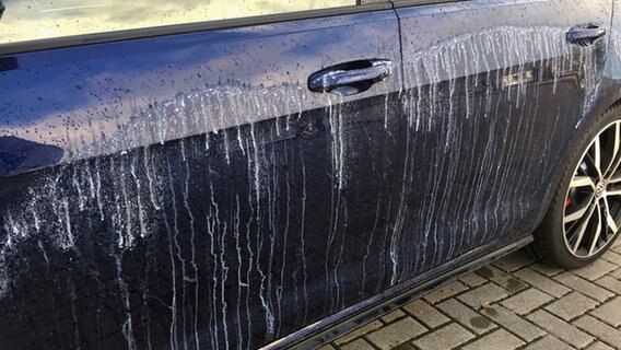 Getrockneter Kleber an den Türen eines blauen Pkws. © Polizei Wolfsburg 