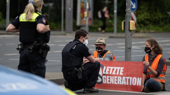 Klimaaktivisten demonstrieren auf einer Straße in Göttingen. © Swen Pförtner/dpa Foto: Swen Pförtner