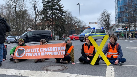Klimaaktivisten der "Letzten Generation" kleben sich auf eine Straße in Göttingen. © NDR Foto: Katharina Bews