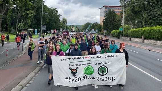 Menschen nehmen in Göttingen an einer Klimademo teil. © NDR Foto: Jan Fragel
