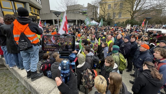 Bei einer Demo zum Klimastreik in Göttingen stehen Demonstrierende auf einem Platz. © NDR Foto: Jan Fragel