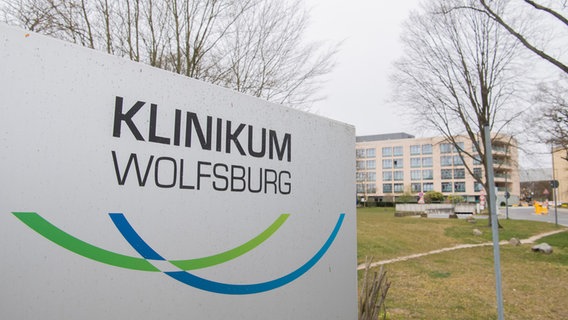 Vor dem Klinikum Wolfsburg ist der Schriftzug und das Logo der Einrichtung zu sehen. © picture alliance/dpa | Julian Stratenschulte Foto: Julian Stratenschulte