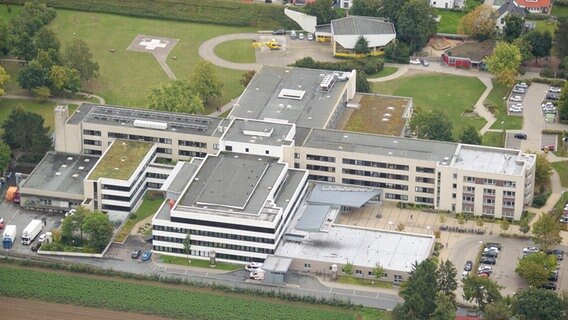 Eine Luftaufnahme zeigt das Klinikum in Wolfenbüttel. © dpa/Stadt Wolfenbüttel 