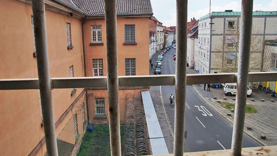 Blick aus einem vergitterten Fenster. © NDR Foto: Marco Schulze