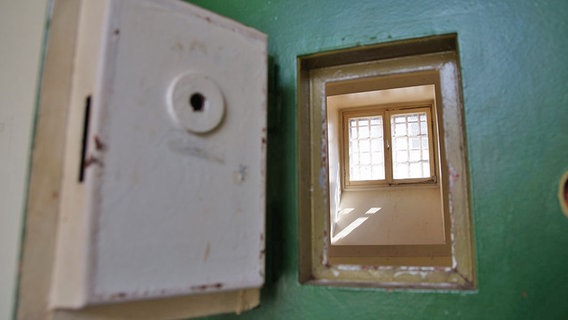 Blick auf das Fenster einer kleinen Gefängniszelle. Blick auf das Fenster einer kleinen Gefängniszelle. © NDR Foto: Marco Schulze