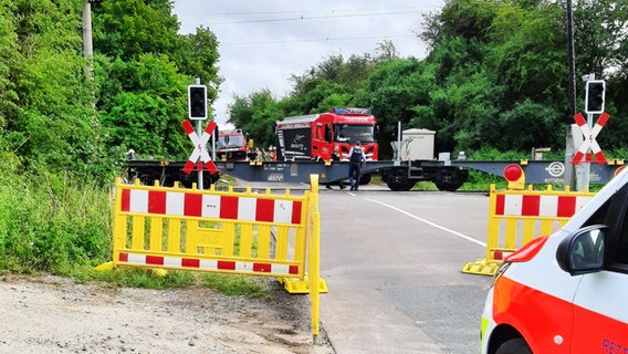 Rettungskräfte an einem Bahnübergang nach einem Unfall © Polizei Wolfsburg 