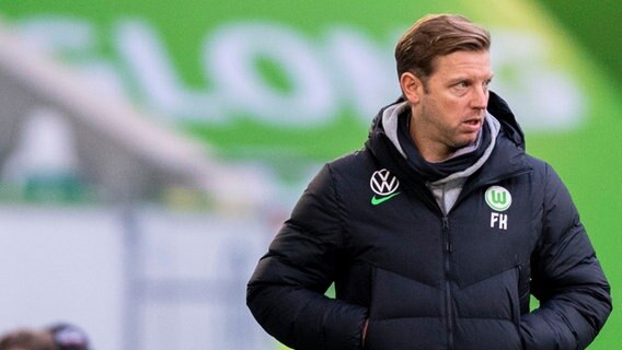 VfL Wolfsburg Trainer Florian Kohfeldt geht am Spielfeldrand entlang. © picture alliance Foto: Teresa Kröger