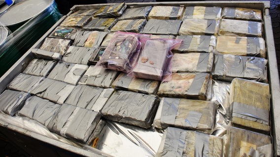 75 Kilogramm Kokain liegen in einer Box. © Landeskriminalamt Niedersachsen 