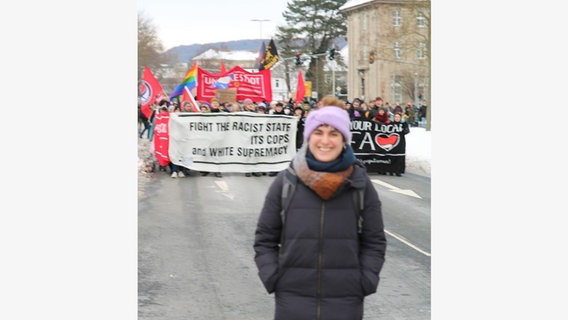 Ein Screenshot von Instagram zeigt die Landtagsabgeordnete Marie Kollenrott bei einer Demonstration in Göttingen © Screenshot Instagram 