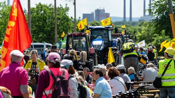 Demonstranten bei einer Kundgebung am Schacht Konrad in Salzgitter. © dpa-Bildfunk Foto: Swen Pförtner