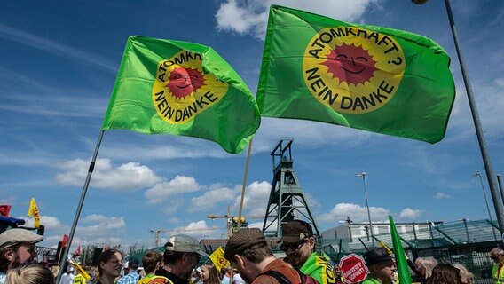 Demonstranten bei einer Kundgebung am Schacht Konrad in Salzgitter. © dpa-Bildfunk Foto: Swen Pförtner