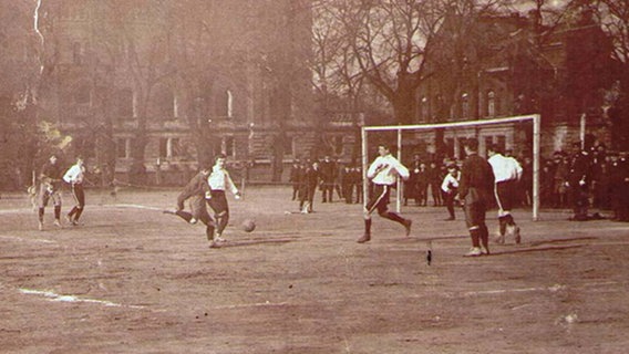 Eine Fotografie aus dem Jahr 1910 zeigt den Fußballplatz "Kleine Exer" in Braunschweig.  