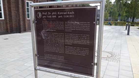 Gedenktafel für Konrad Koch vor dem Gymnasium Martino-Katharineum in Braunschweig © NDR Foto: Imke Caselli