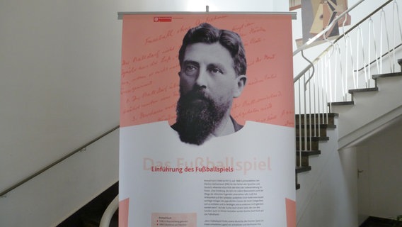 Banner mit einem Bild von und Informationen über Konrad Koch im Gymnasium Martino-Katharineum in Braunschweig © NDR Foto: Imke Caselli