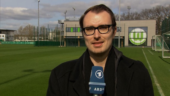 NDR Reporter Kevin Poweska steht auf einem Fußballplatz. © NDR 