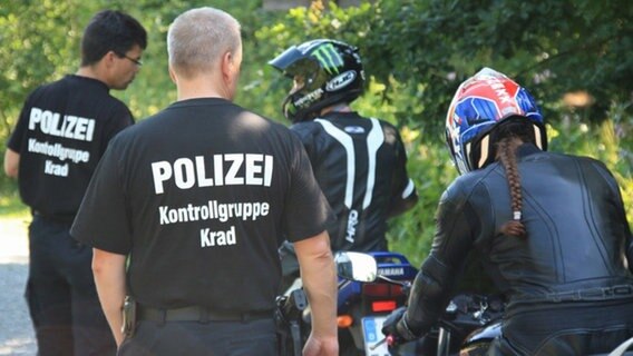 Polizisten kontrollieren Kradfahrer. © Polizeiinspektion Hameln-Pyrmont/ Holzminden 