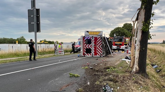 Ein Krankenwagen liegt nach einem Unfall auf der Straße. Ein Krankenwagen liegt nach einem Unfall auf der Straße. © Polizeiinspektion Northeim