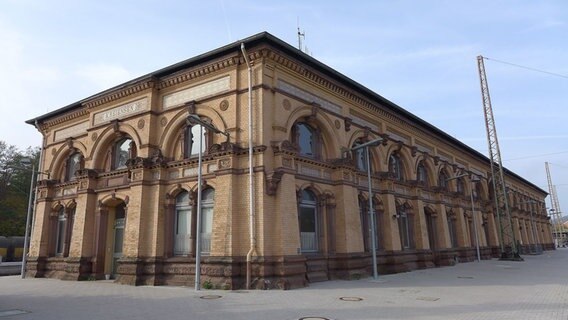 Der Kreienser Bahnhof von außen. © Okki guzl Foto: Okki guzl