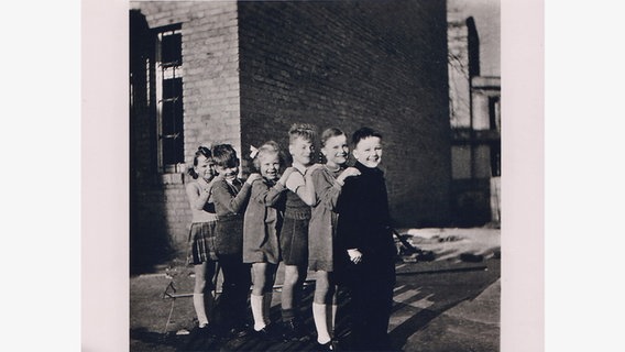 Auf einer Schwarz-Weiß-Fotografie aus dem Jahr 1945 sind mehrere Kinder zu sehen. © Eckhard Schimpf 