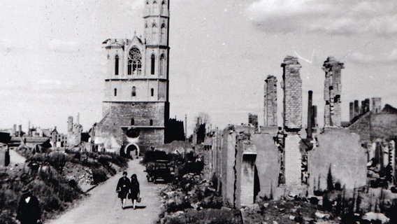 Auf einer Schwarz-Weiß-Fotografie ist das zerbombte Braunschweig nach Kriegsende zu sehen. © Eckhard Schimpf 